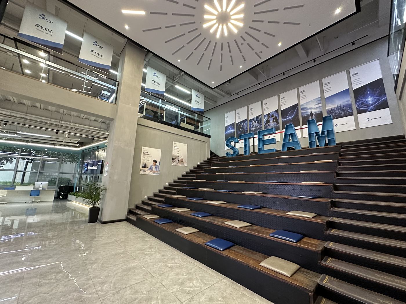 Two-level STEAM amphitheater space